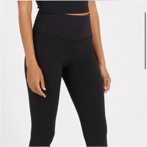 🍑Vuori Black Ribbed top Studio Legging Size Medium EUC